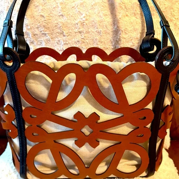 LOEWE AUTHENTIC ANAGRAM CUT OUT TOTE. NWOT. - Picture 1 of 6